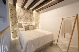 - une petite chambre avec un lit dans l'établissement Precioso Loft en Centro Histórico de Córdoba., à Cordoue