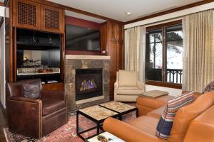 - un salon avec un canapé et une cheminée dans l'établissement Aspen Ritz-carlton 3 Bedroom Residence - Ski In, Ski-out, à Aspen