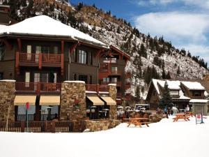 un grand bâtiment avec une montagne enneigée dans l'établissement Aspen Ritz-carlton 3 Bedroom Residence - Ski In, Ski-out, à Aspen
