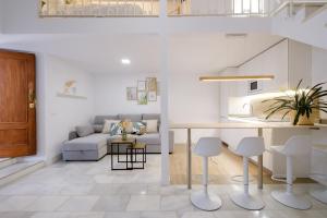 - un salon avec un canapé et une table dans l'établissement Precioso Loft en Centro Histórico de Córdoba., à Cordoue