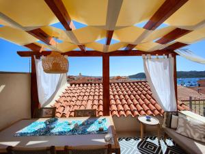 Habitación con mesa y vistas al techo en Capricci di Vento - Design Guest House, en La Maddalena