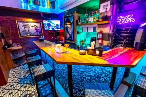 un bar con bancone in legno e alcune sedie di CasaBlanca Hotel a San Juan