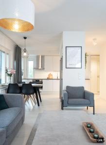 un salon avec un canapé et une table dans l'établissement Spacious and cozy, well equipped, 2 bedroom apartment in great location, à Tampere 13 autres photos