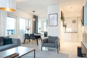 een woonkamer met een bank en een tafel bij Spacious and cozy, well equipped, 2 bedroom apartment in great location in Tampere