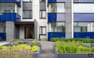 een appartementencomplex met een tuin ervoor bij Spacious and cozy, well equipped, 2 bedroom apartment in great location in Tampere