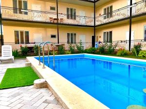Bazén v ubytování Guest House “Aura” nebo v jeho okolí