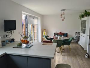 una cucina e un soggiorno con tavolo e sedie di Ria's B n B a Pocklington