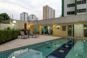 ein Schwimmbad in der Mitte eines Gebäudes in der Unterkunft 360 Saint Charbel - Apartamentos mobiliados in São Paulo