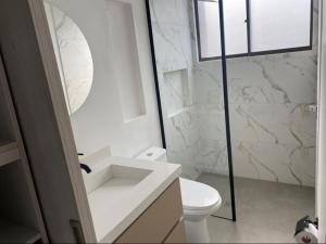 Un baño de Apto Ph Remodelado, Amoblado Sta Barbara 1 Alcoba