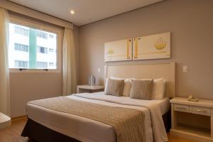 Schlafzimmer mit einem Bett und einem Fenster in der Unterkunft 360 Saint Charbel - Apartamentos mobiliados in São Paulo