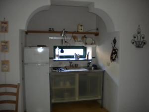 une cuisine avec un évier et un réfrigérateur dans l'établissement Casa U' Cucunciu, à Lipari 31 autres photos