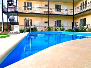 Bazén v ubytování Guest House “Aura” nebo v jeho okolí