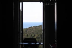 ein Fenster mit Bergblick in der Unterkunft RARE Soggiorno Elegante in Vibonati