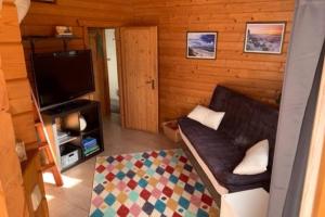 TV a/nebo společenská místnost v ubytování Bezauberndes Ferienhaus mitten in der Natur.