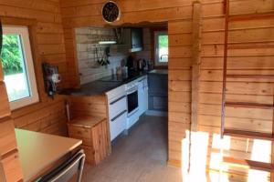 Kuchyň nebo kuchyňský kout v ubytování Bezauberndes Ferienhaus mitten in der Natur.