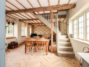 cocina y comedor con mesa y sillas en The Stable at Warren House, en Market Rasen