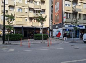 Eine Straße mit orangefarbenen Kegeln mitten in einer Stadt in der Unterkunft Rita Apartment in Gjakove