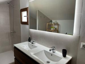 貝萊斯布蘭科的住宿－Casas Demi verhuurhuis，浴室设有白色水槽和镜子