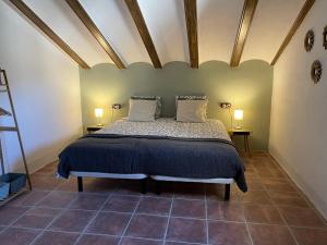 um quarto com uma cama com duas mesas e dois candeeiros em Casas Demi verhuurhuis em Vélez Blanco