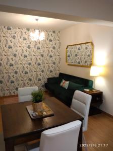uma sala de estar com uma mesa e um sofá em KIKU Apartments II em Bermeo
