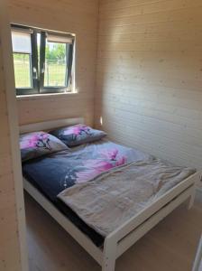two twin beds in a room with a window at Domki Przy Pogodnej in Ustronie Morskie
