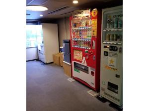 uma máquina de venda automática vermelha e branca num quarto em Hotel Yukita - Vacation STAY 20929v em Sapporo