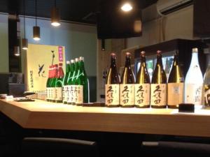 Hotel Yukita - Vacation STAY 20929v في سابورو: صف من زجاجات النبيذ على بار