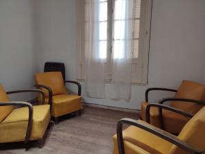 a waiting room with two chairs and a window at La Emilia in San Pedro +4 photos