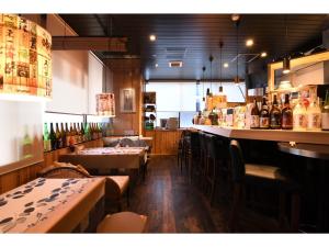 札幌市にあるHotel Yukita - Vacation STAY 20915vのテーブルと椅子とバーのあるレストラン