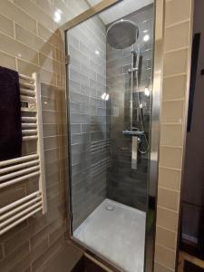 eine Dusche mit einer Glastür in einem Badezimmer in der Unterkunft Chambres Supérieures privées, plein centre-ville de Nice - HUBERT in Nizza + 63 Fotos