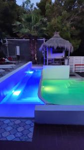 een zwembad met blauwe en groene lichten bij Resort Luna Rossa in Sperlonga