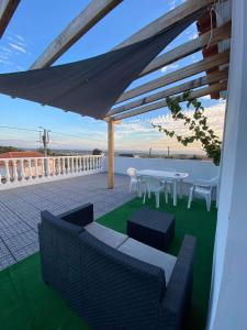 un patio con tavolo e sedie e vista sull'oceano di Casa Vista Mar a Castelo do Neiva