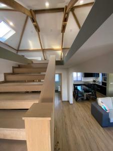 - un salon avec un escalier dans une maison dans l'établissement Casa Vista Mar, à Castelo do Neiva