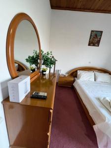 1 dormitorio con cama y escritorio con ordenador. en Casa di nonna, en Kavalloúrion