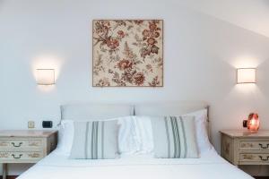 I D'A Charming Penthouse - LAKE VIEW في كومو: غرفة نوم مع سرير مع مواقف ليلتين ومصباحين