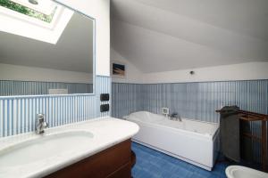 A bathroom at I D'A Charming Penthouse - LAKE VIEW- Como- House-130 mt-2 double bedrooms and 2 double bathrooms a spacious living room-Full equipped kitchen-Private garden and terrace-Private covered parking Még 27 kép