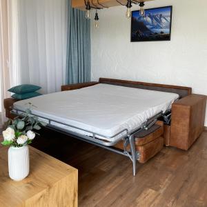 un lit d'hôpital dans une pièce avec une table dans l'établissement Ovruč Apartments Štrbské Pleso, à Štrbské Pleso