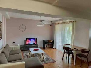 uma sala de estar com um sofá e uma mesa em Apartment in Skanderbeg Square - Tirana Center 1 em Tirana