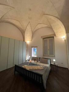 1 dormitorio grande con 1 cama grande en una habitación en Al centro exclusive apartment, en Brindisi