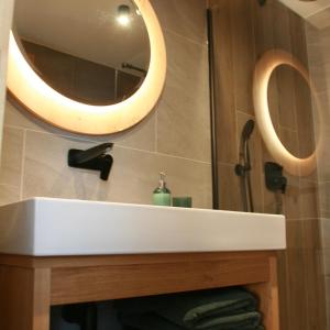 La salle de bains est pourvue d'un lavabo et d'un miroir. dans l'établissement Ovruč Apartments Štrbské Pleso, à Štrbské Pleso
