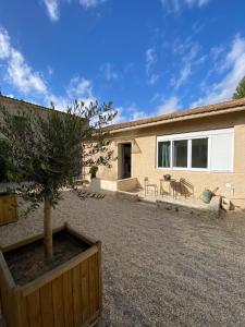 une maison avec un arbre dans une cour dans l'établissement Studio climatisé dans un ancien domaine viticole, à Montpellier