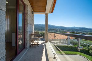 Elle comprend un balcon offrant une vue sur les montagnes. dans l'établissement Villa Tavares Suítes, à Arouca
