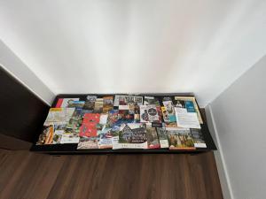 uma pilha de revistas em cima de um piso em Apartament w centrum Świdnicy em Świdnica