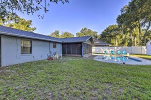 un patio trasero con piscina y una casa en Charming Ocala Home Near World Equestrian Center!, en Ocala Ridge