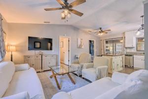 ein Wohnzimmer mit weißen Möbeln und einem Flachbild-TV in der Unterkunft Charming Ocala Home Near World Equestrian Center! in Ocala Ridge