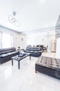Posezení v ubytování Group Friendly 6BR Near Aquarium & Niagara Falls