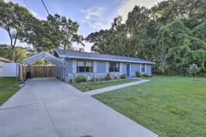 ein blaues Haus mit einem Zaun und einem Hof in der Unterkunft Charming Ocala Home Near World Equestrian Center! in Ocala Ridge
