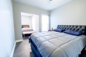 um quarto com uma cama grande e uma cadeira em The Cedar Chateau em Niagara Falls