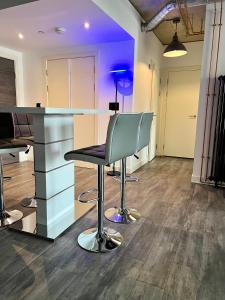 an office with a desk and a chair in a room at Hotel Apartment Two Bedroom Ferrum Wembley Park in London