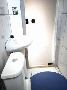 uma pequena casa de banho com WC e lavatório em hostel Lobeira em Alto Paraíso de Goiás